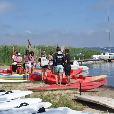 Grupa dzieci podczas letniego obozu sportowo-rekreacyjnego.